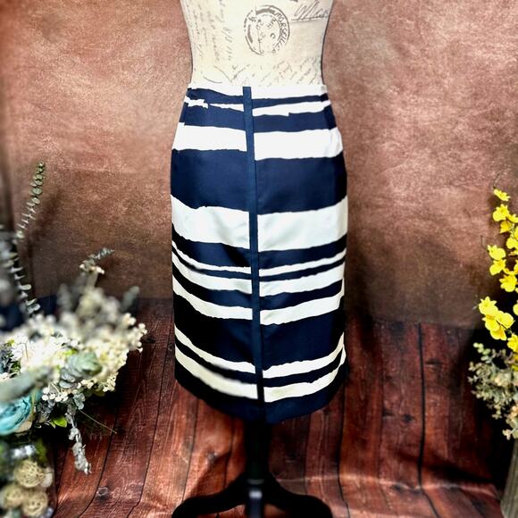 W by Worth Wavy Stripe 100% Silk Twill Slim Skirt Navy/White size 10